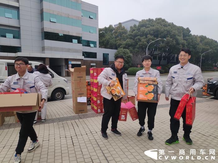 就地过年职工喜气洋洋收慰问礼包.jpg 就地过年职工喜气洋洋收慰问礼包.jpg