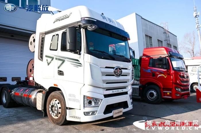 解放J7天然气牵引车.jpg 解放J7天然气牵引车.jpg