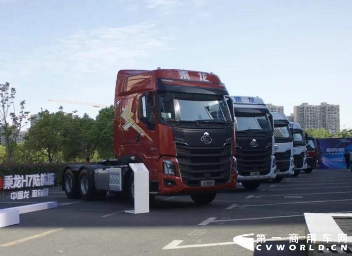 乘龙H7陆航版牵引车.jpg 乘龙H7陆航版牵引车.jpg