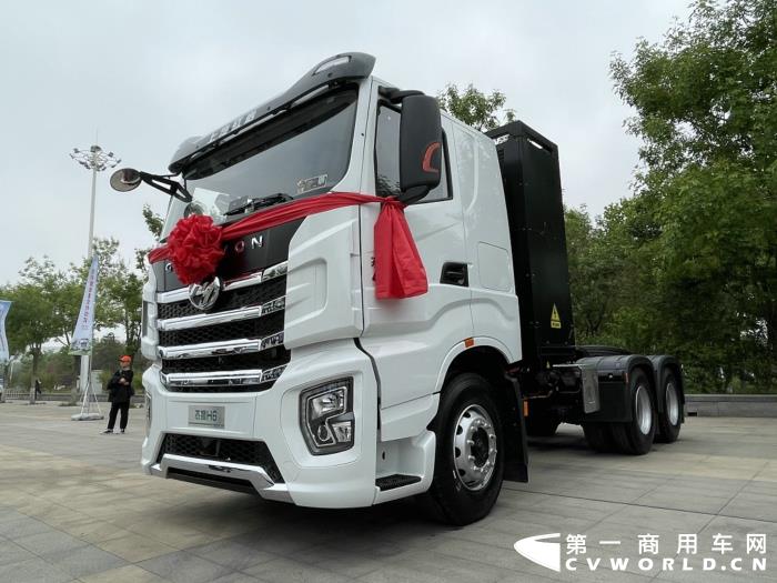 上汽红岩杰狮H6充换一体纯电动牵引车.JPG 上汽红岩杰狮H6充换一体纯电动牵引车.JPG