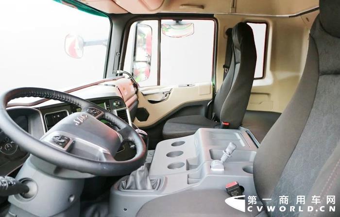 江淮格尔发K5W 8×4挖掘机运输车6.jpg 江淮格尔发K5W 8×4挖掘机运输车6.jpg