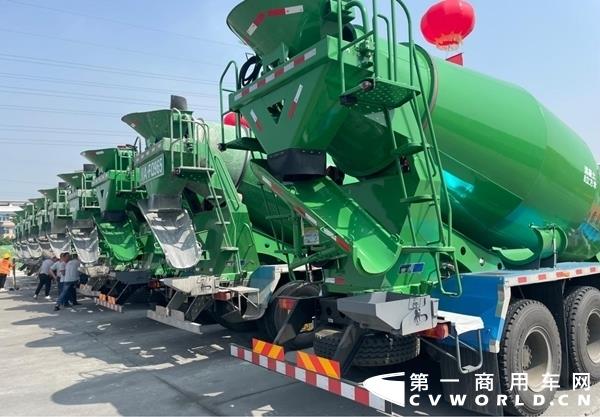 一汽解放J6L搅拌车交车仪式亮相眉山2.JPG 一汽解放J6L搅拌车交车仪式亮相眉山2.JPG