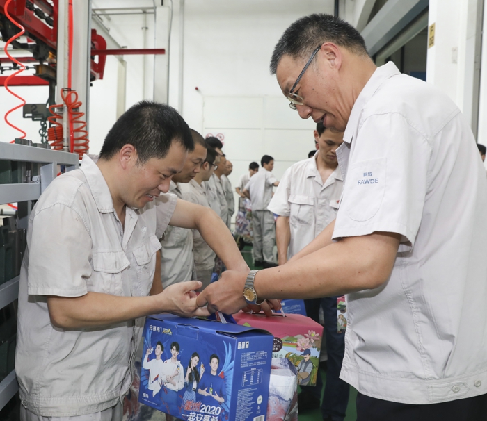 3、钱总高温慰问职工.jpg 3、钱总高温慰问职工.jpg