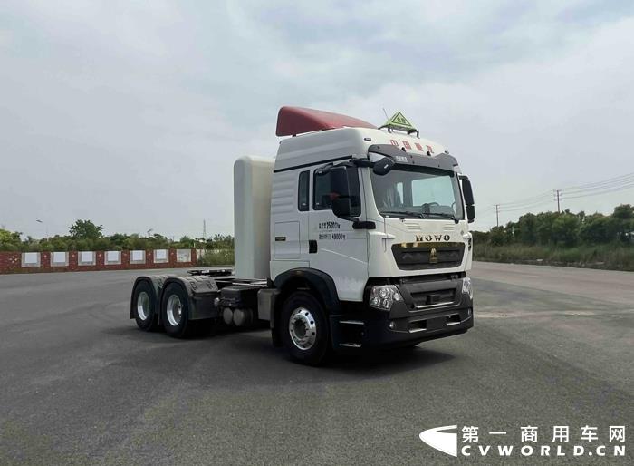 豪沃TX CNG危险品牵引车.jpg 豪沃TX CNG危险品牵引车.jpg