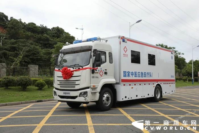 中车“医疗天团”批量交付海南中医院2.jpg 中车“医疗天团”批量交付海南中医院2.jpg