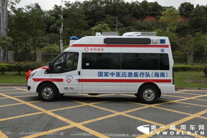 中车“医疗天团”批量交付海南中医院4.jpg 中车“医疗天团”批量交付海南中医院4.jpg