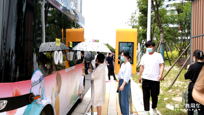 全国首台!东风无人驾驶核酸采集车投入使用2.png 全国首台!东风无人驾驶核酸采集车投入使用2.png
