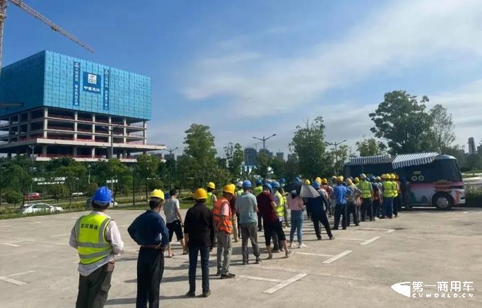 全国首台!东风无人驾驶核酸采集车投入使用3.jpg 全国首台!东风无人驾驶核酸采集车投入使用3.jpg