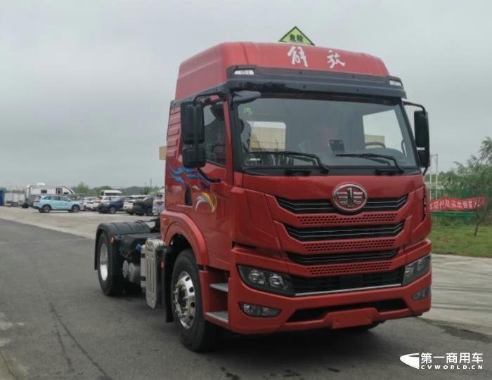 解放悍V危险品牵引车.jpg
