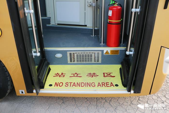 乘客门踏步散热器和滴漏孔.jpg 乘客门踏步散热器和滴漏孔.jpg