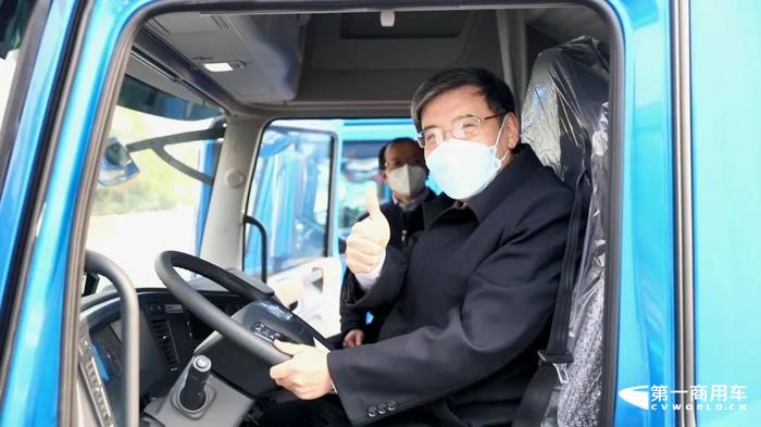 苗圩调研东风商用车有限公司2.jpg 苗圩调研东风商用车有限公司2.jpg
