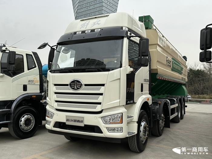 解放新J6L 8×4散装饲料运输车.jpg 解放新J6L 8×4散装饲料运输车.jpg