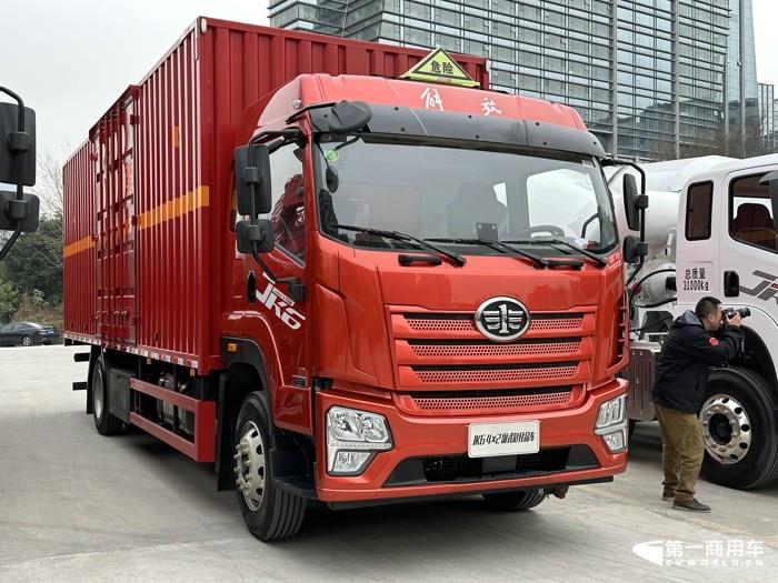 解放JK6 4×2厢式危化品车.jpg