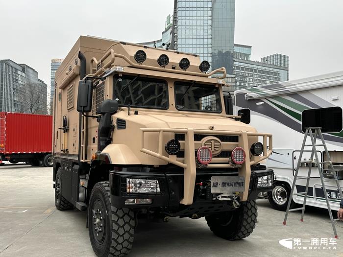 解放·雪鹰4×4越野房车2.jpg