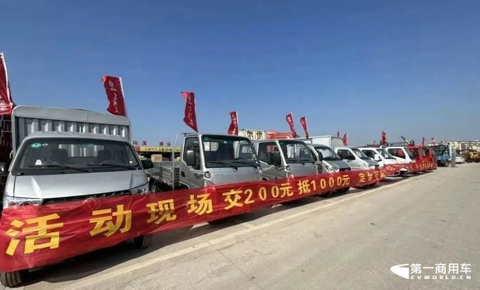 东风轻型车为卡友运输添彩头4.jpg 东风轻型车为卡友运输添彩头4.jpg