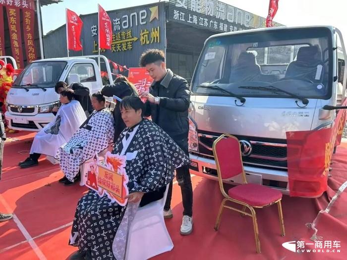 东风轻型车为卡友运输添彩头3.jpg 东风轻型车为卡友运输添彩头3.jpg