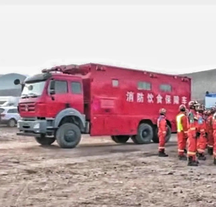 北奔重卡助力内蒙古消防、阿拉善电业局驰援救援一线4.jpg 北奔重卡助力内蒙古消防、阿拉善电业局驰援救援一线4.jpg