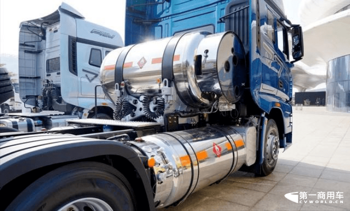 解放J7 6x4LNG牵引车2.jpg2.png 解放J7 6x4LNG牵引车2.jpg2.png