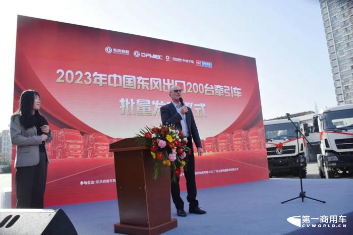 200台东风新汽燃油牵引车出口非洲6.jpg 200台东风新汽燃油牵引车出口非洲6.jpg