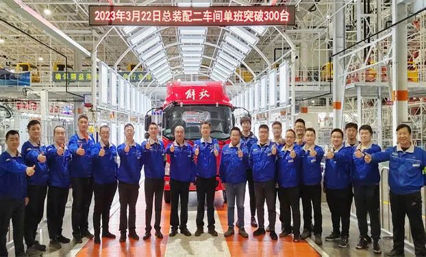 青岛解放3月“拼”了 单班生产已达300台1.jpg 青岛解放3月“拼”了 单班生产已达300台1.jpg