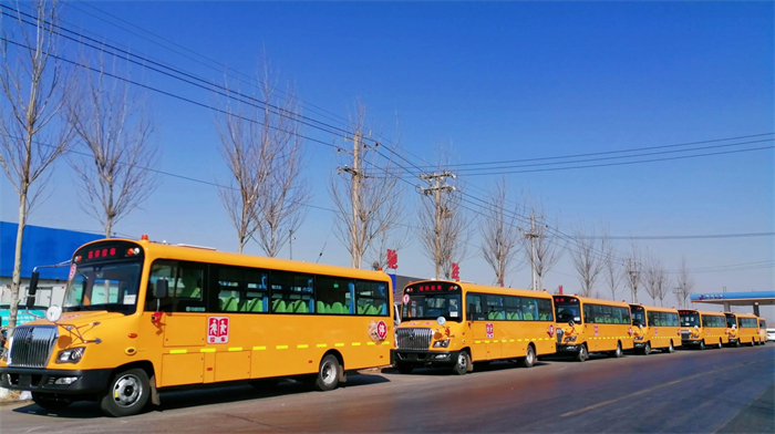 在公主岭市批量运营的中通校车.jpg 在公主岭市批量运营的中通校车.jpg