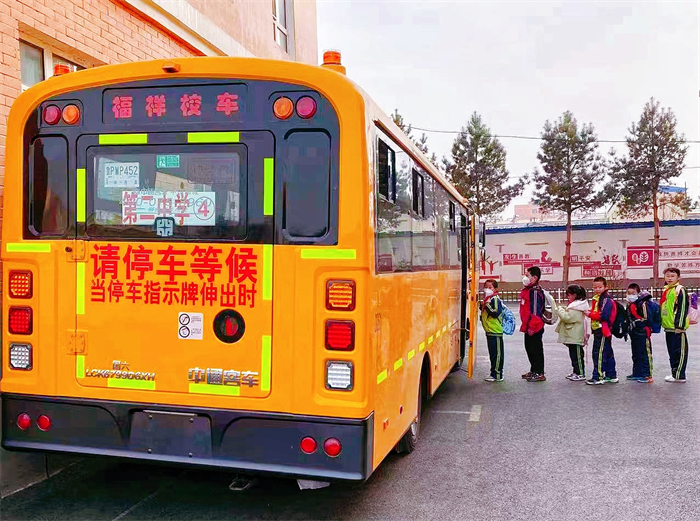 小学生排队乘坐中通校车.jpg 小学生排队乘坐中通校车.jpg