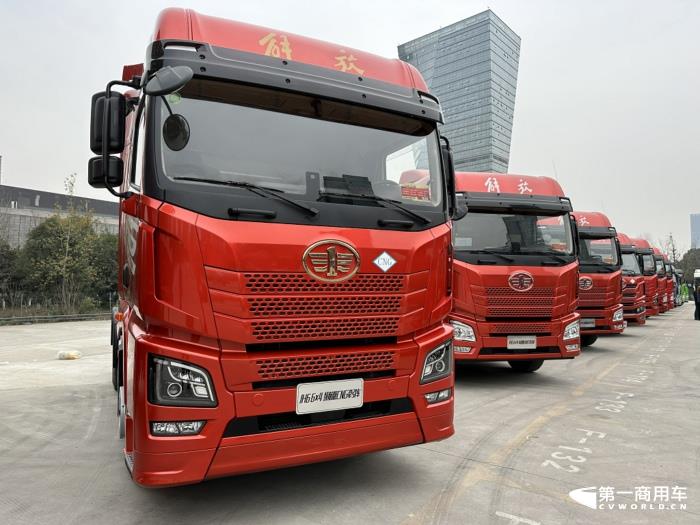 JH6领航版CNG牵引车.jpg JH6领航版CNG牵引车.jpg