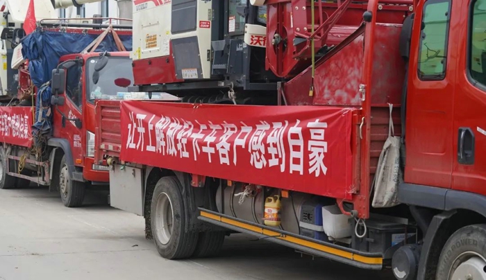 解放轻卡载连云港江丰收割机出征!.jpg 解放轻卡载连云港江丰收割机出征!.jpg