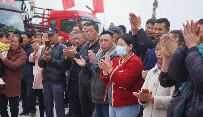 解放轻卡载连云港江丰收割机出征!5.jpg 解放轻卡载连云港江丰收割机出征!5.jpg