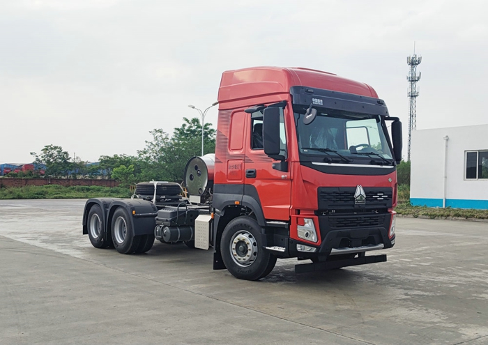 重汽豪沃LNG牵引车.jpg 重汽豪沃LNG牵引车.jpg