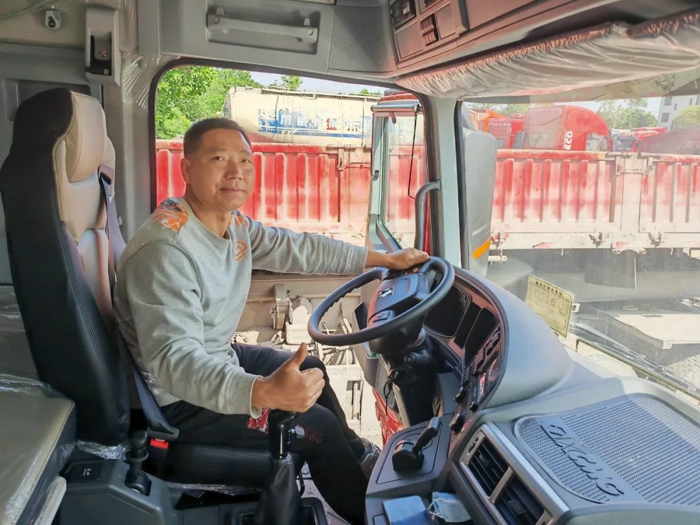 他选择紧紧握住徐工漢風的方向盘1.jpg 他选择紧紧握住徐工漢風的方向盘1.jpg