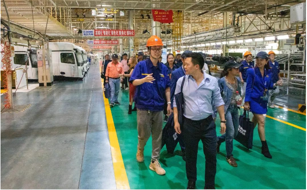匠心承载 智见未来!400名国际客户相聚徐工汽车3.png 匠心承载 智见未来!400名国际客户相聚徐工汽车3.png