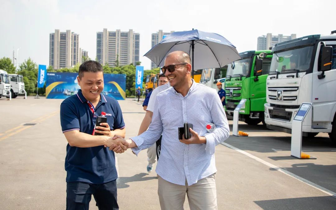 匠心承载 智见未来!400名国际客户相聚徐工汽车7.jpg 匠心承载 智见未来!400名国际客户相聚徐工汽车7.jpg