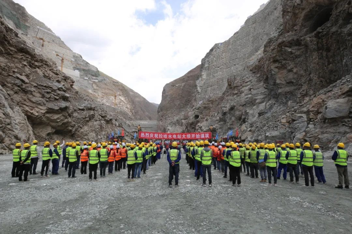 上汽红岩工程自卸车助建世界最高坝.png 上汽红岩工程自卸车助建世界最高坝.png