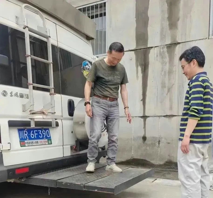 东风轻发迎来M9T发动机铁杆粉丝!2.jpg 东风轻发迎来M9T发动机铁杆粉丝!2.jpg