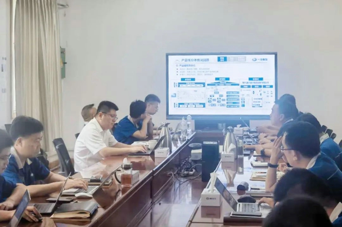李胜到青岛中重型车产品线调研.jpg 李胜到青岛中重型车产品线调研.jpg