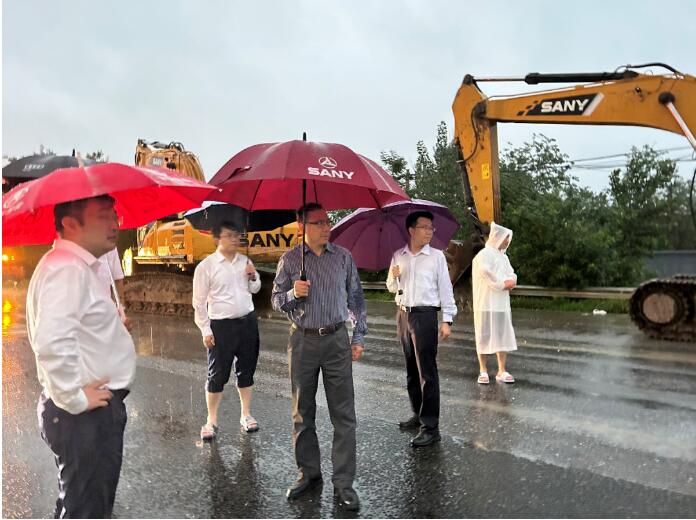 三一奋战抗洪一线2.jpg 三一奋战抗洪一线2.jpg