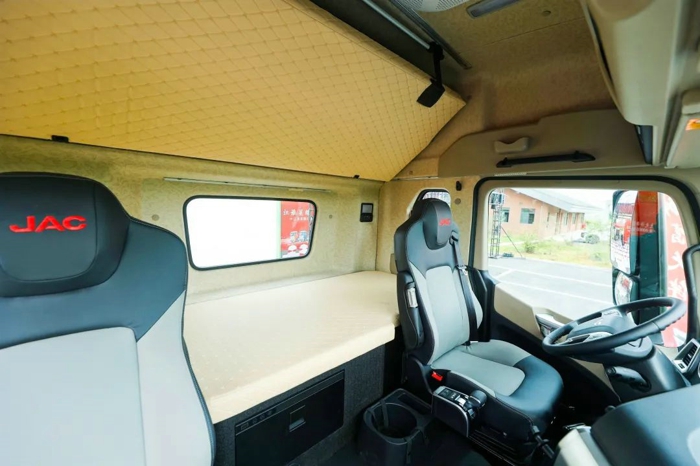 跑长途就选江淮星耀X7 4×2牵引车6.jpg 跑长途就选江淮星耀X7 4×2牵引车6.jpg
