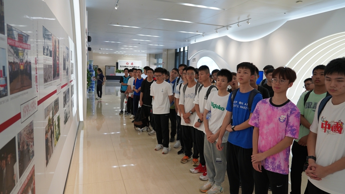 7.学生参观1.jpg 7.学生参观1.jpg