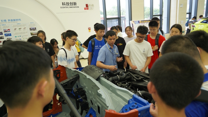 8.学生参观2.jpg 8.学生参观2.jpg