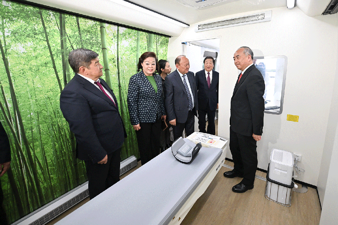 山东重工维保服务中心揭牌暨中通CT医疗车赠送仪式在吉尔吉斯斯坦举行4.gif 山东重工维保服务中心揭牌暨中通CT医疗车赠送仪式在吉尔吉斯斯坦举行4.gif