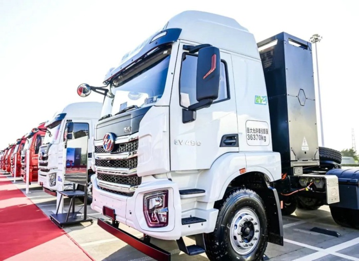 红岩杰虎H6充换一体纯电动牵引车.jpg 红岩杰虎H6充换一体纯电动牵引车.jpg
