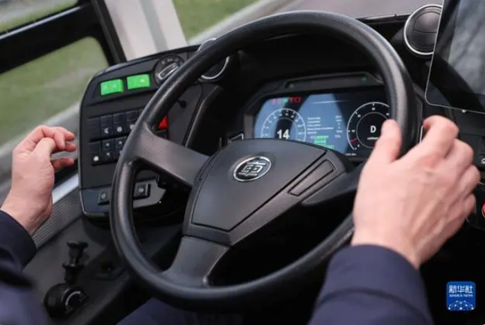 中车电动智能驾驶公交车在法国载客试运营3.png 中车电动智能驾驶公交车在法国载客试运营3.png