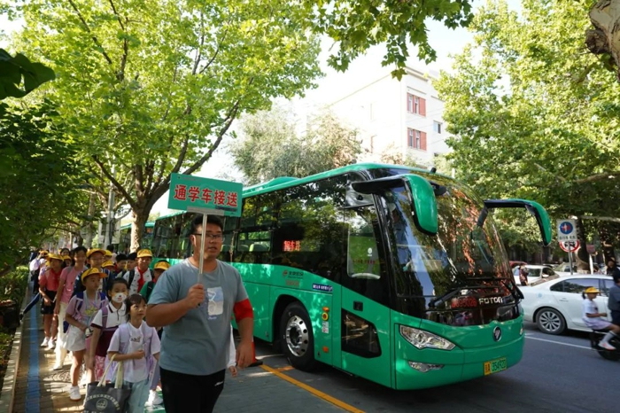 福田欧辉守护北京通学“安全快车道”.jpg 福田欧辉守护北京通学“安全快车道”.jpg