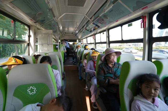 福田欧辉守护北京通学“安全快车道”2.jpg 福田欧辉守护北京通学“安全快车道”2.jpg
