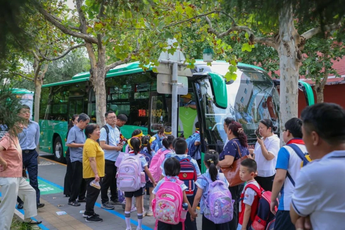 福田欧辉通学公交车新学期美好开“驶”2.jpg 福田欧辉通学公交车新学期美好开“驶”2.jpg