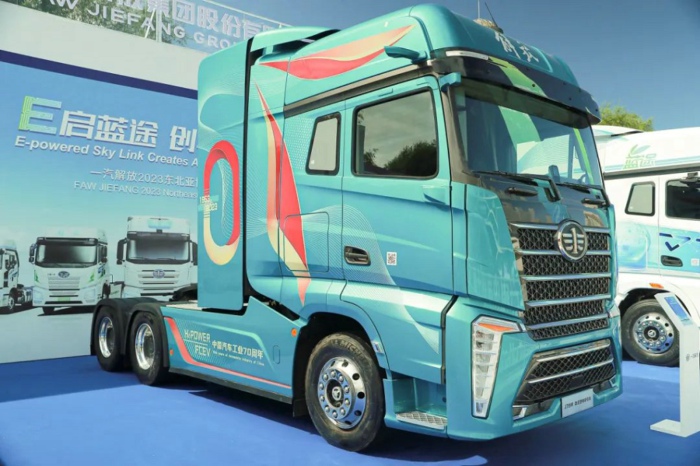 解放J7创领燃电牵引车.jpg 解放J7创领燃电牵引车.jpg
