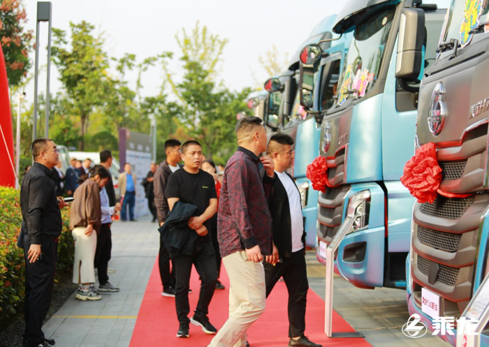 现场订车466台 乘龙H7大马力LNG牵引车重磅上市4.png 现场订车466台 乘龙H7大马力LNG牵引车重磅上市4.png