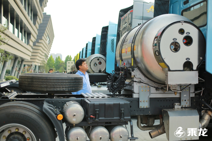 现场订车466台 乘龙H7大马力LNG牵引车重磅上市5.png 现场订车466台 乘龙H7大马力LNG牵引车重磅上市5.png