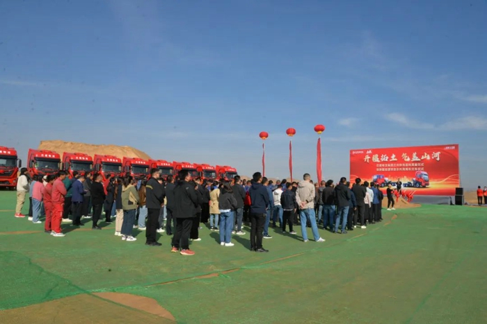 108辆东风天龙燃气子母车投运疆煤外运“战场”.jpg 108辆东风天龙燃气子母车投运疆煤外运“战场”.jpg